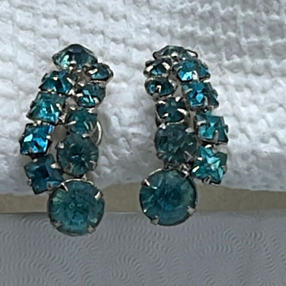 Vintage blue rhinestone screwback earrings.